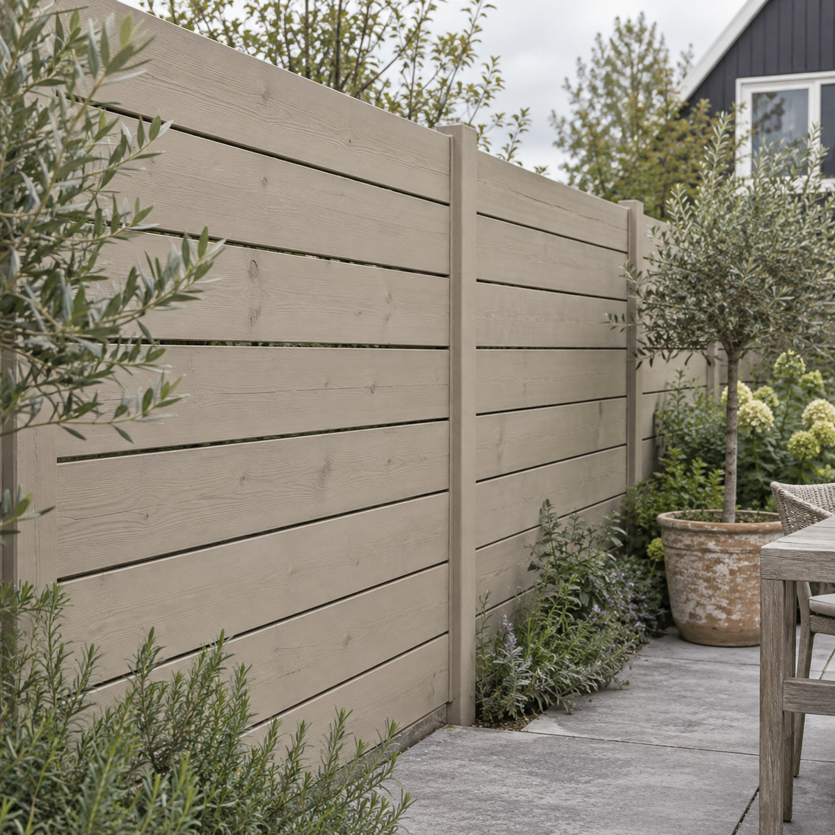 Sfeerindicatie Dune Veil: houten schutting in warm greige in een groene tuin; digitale kleurindicatie